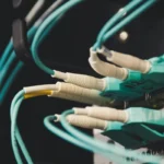 Kabel serat optik dan port koneksi dalam ruang server untuk jaringan internet bisnis